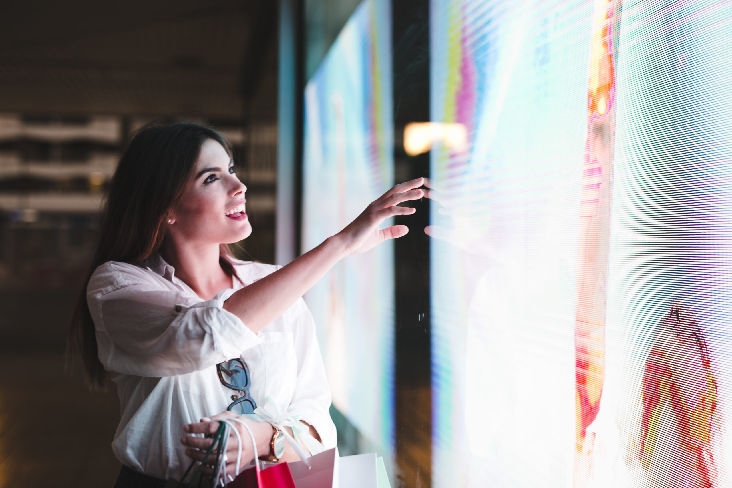 ragazza che guarda il ledwall del negozio